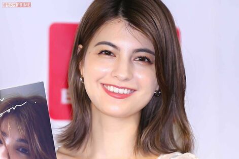 マギー、極寒のパリで撮影した写真集の“半裸”大胆オフショットに「私がやったら職質されそう」驚きの声