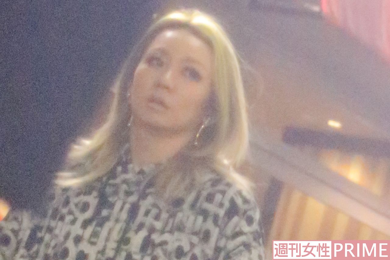 金髪にツートンコーデの倖田來未