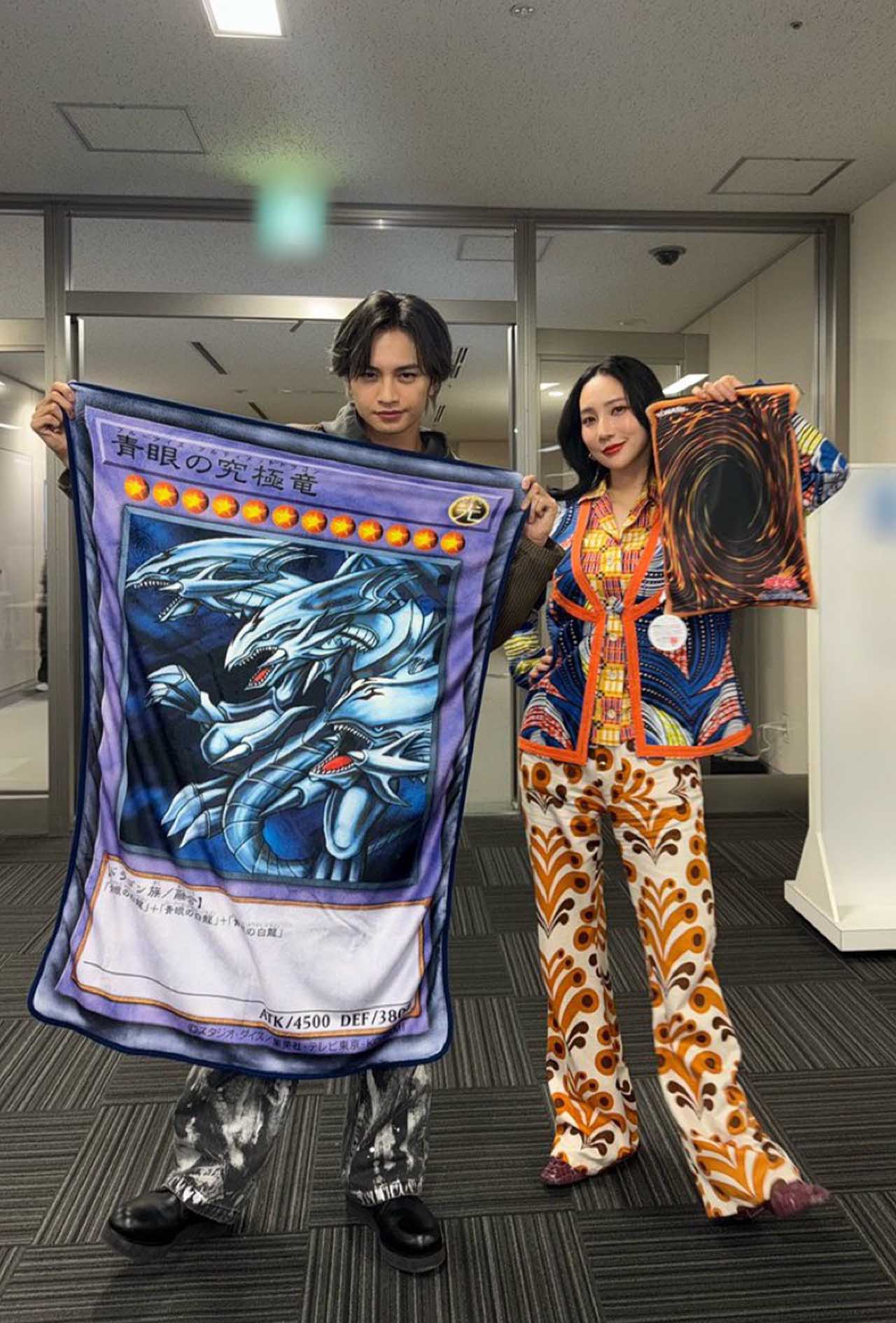 両手を広げ、めいっぱい遊戯王のブランケットを広げる中島健人（中島健人STAFF公式Xより）