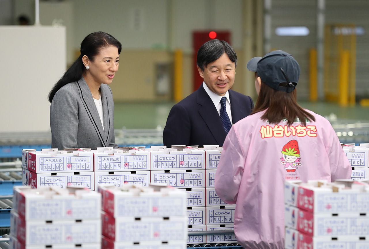 宮城県亘理町ではイチゴの生産施設を訪れ生産者に質問される皇太子ご夫妻（11月1日）