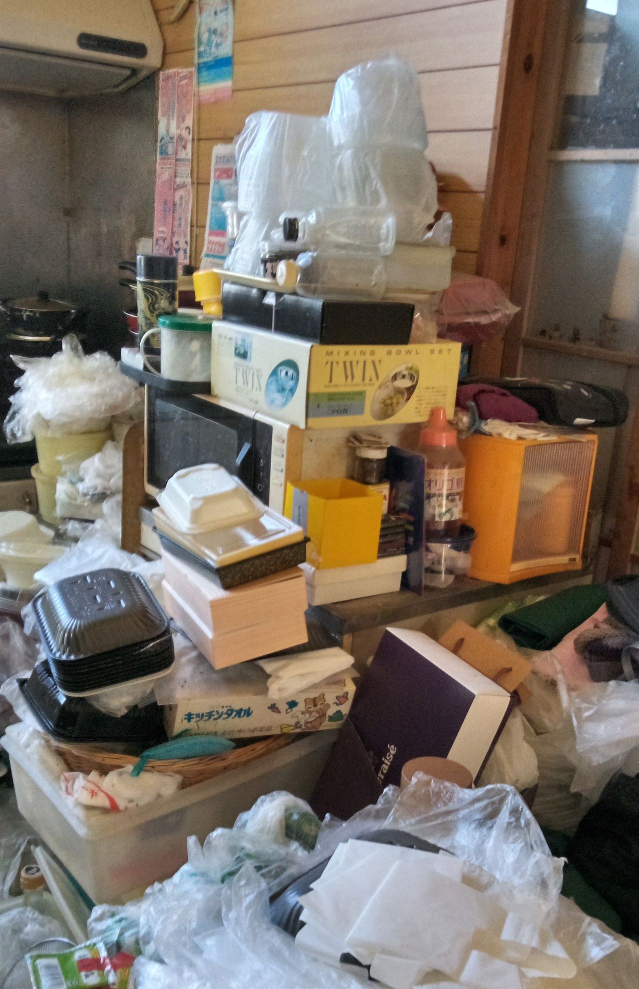 こかじさんが叔母夫婦の家に駆けつけたとき、ゴミ屋敷寸前で台所に足を踏み入れるのもひと苦労。※画像はこかじさん提供