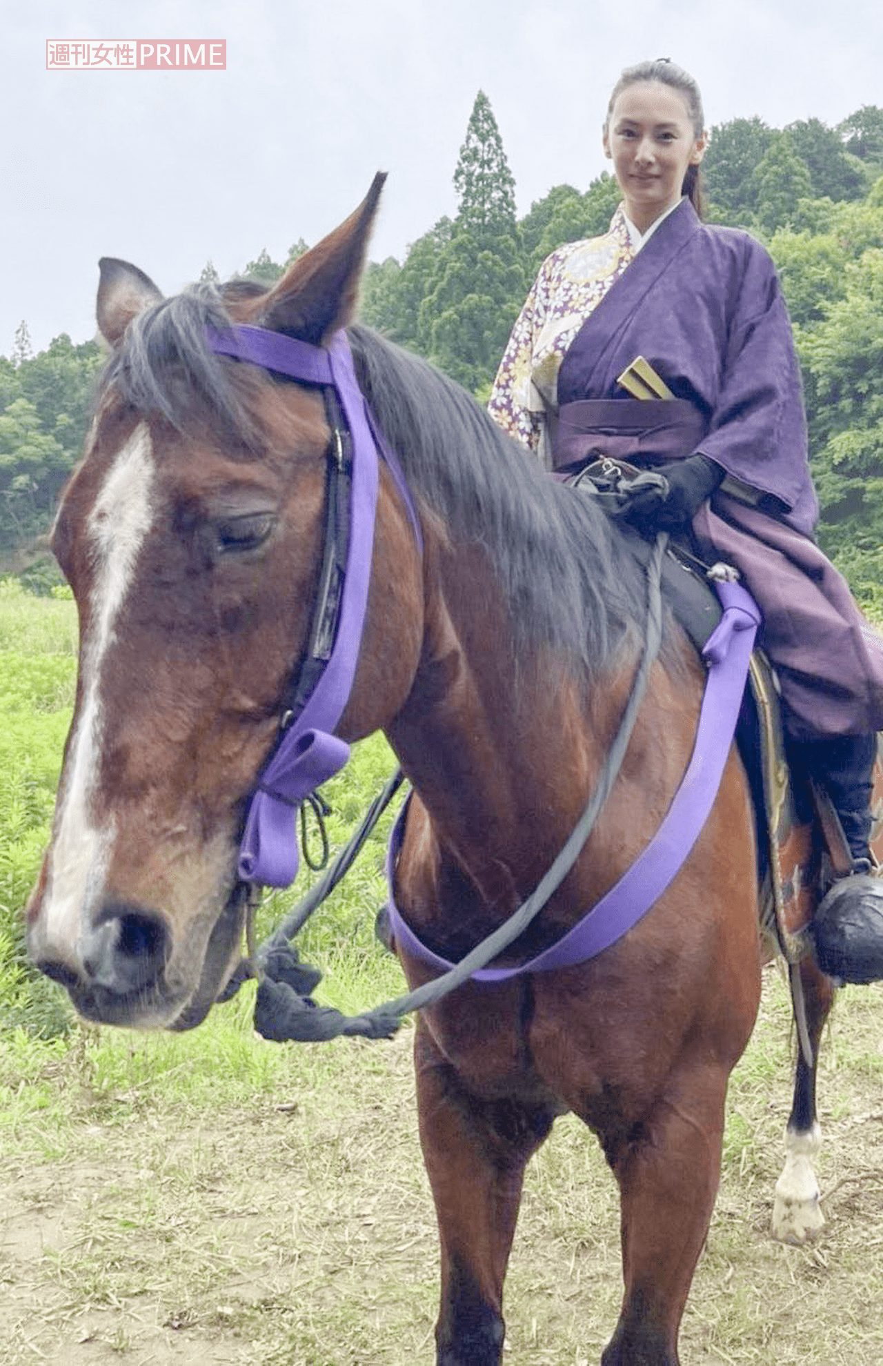 バンカーに跨る北川景子（公式ツイッターより）