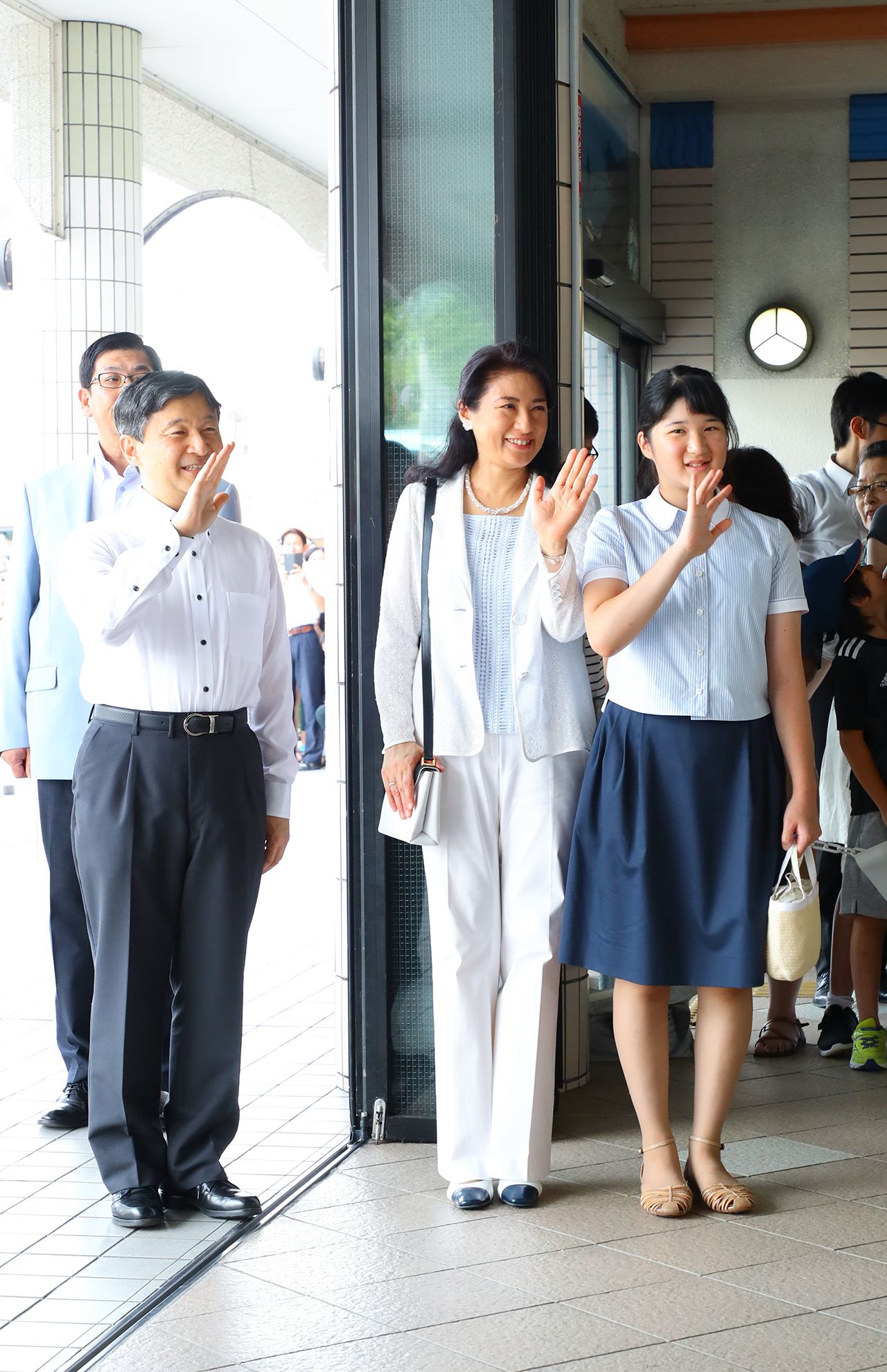 '17年8月（15歳）伊豆急下田駅にて。これまでに多かったワンピーススタイルではなく、ストライプのブラウスにネイビーのスカート。お足元はヌーディーカラーのサンダル（撮影／JMPA）