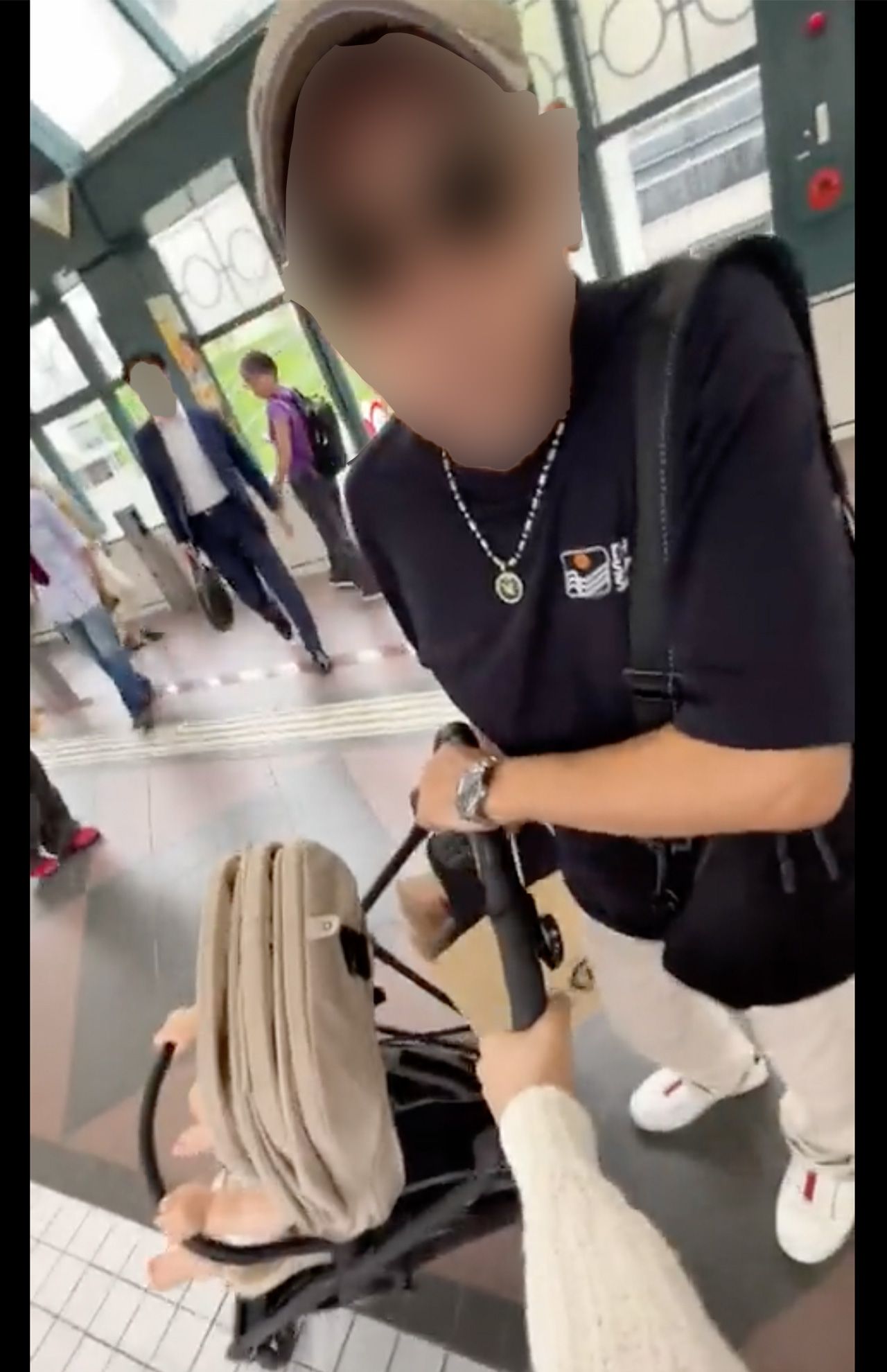 トラブルとなった初老男性はベビーカーを掴んでいた（Nさんのツイッターより、一部編集部加工）