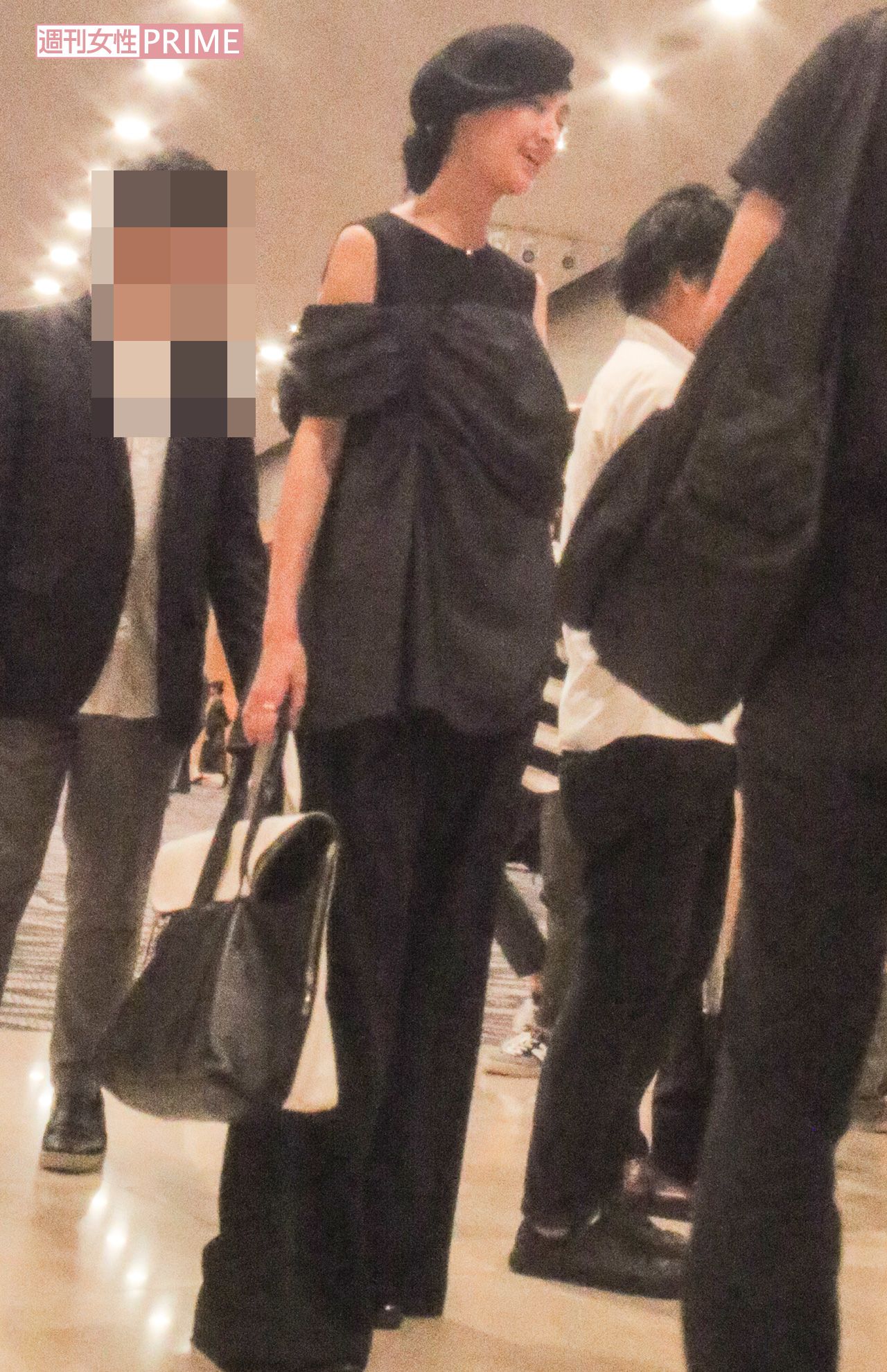 シシドは、肩があいた黒のオールインワンで周囲の視線集中