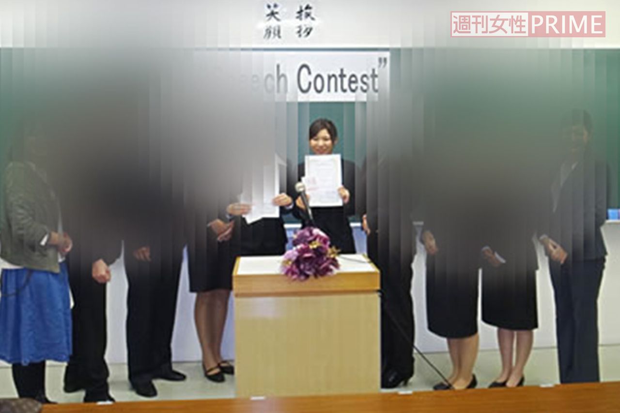 専門学校の校内英語のスピーチコンテストで優勝したときの容疑者（専門学校のホームページより）