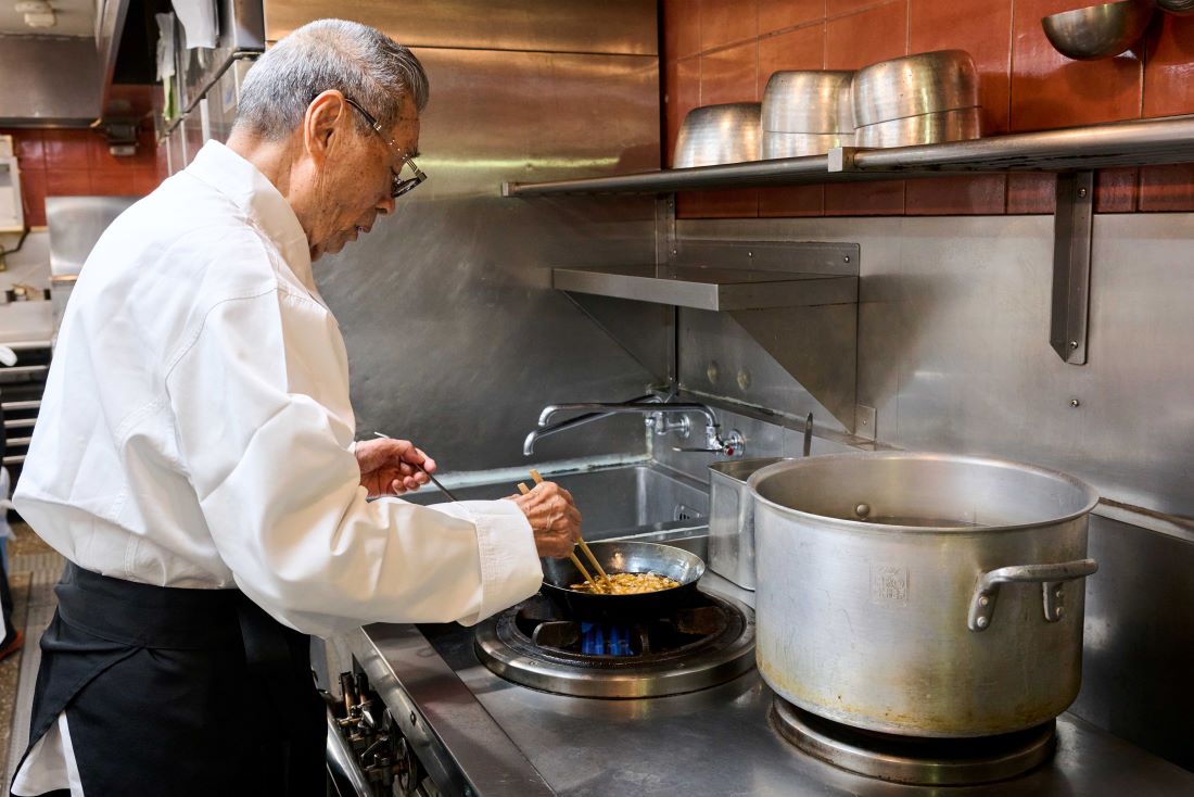 厨房に立つ道場六三郎さん