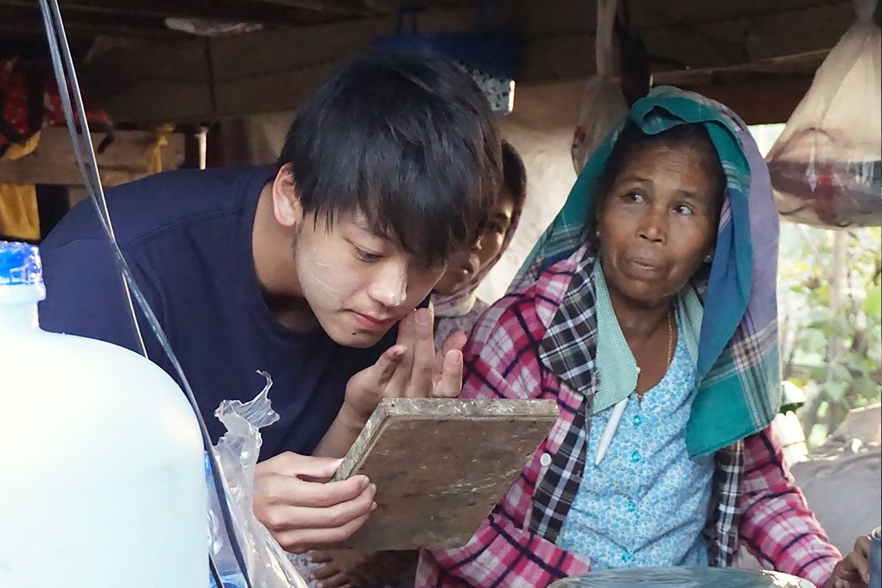 竹内涼真　『世界ウルルン滞在紀SP』(c)MBS