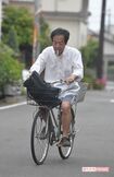 出勤時の若林氏。この日も10時~22時の間、指導に励んだ