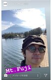 インスタのストーリーで富士山をバックに微笑んでいる自撮りを公開した松本潤(嵐の公式インスタグラムより)