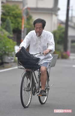 出勤時の若林氏。この日も10時～22時の間、指導に励んだ