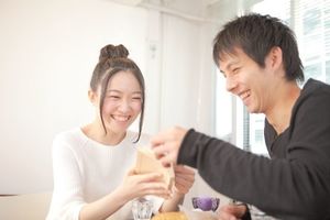 女性をむやみにほめればいいというのはNG。誰のどこをほめるか、ほめゾーンを決めておくことが大切（写真はイメージです）