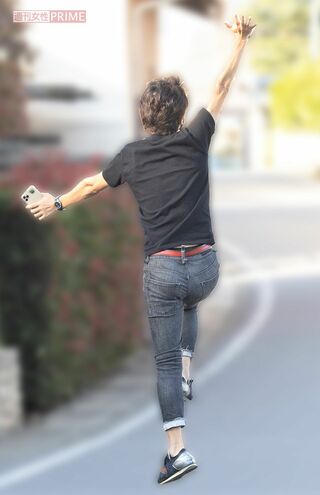 直撃後は家に向かって走っていったが、最後にジャンプでポーズをとる川越達也シェフ