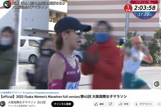 安藤友香選手と並走する、乳首部分を切り抜いた服装の男性（『大阪国際女子マラソン』公式YouTubeより、一部編集部加工）