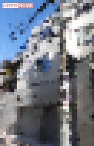 完成した新居。白い外装で地下1階、地上3階建てになっている