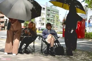 気温が高い中、厚着での撮影に臨んでいたベッキーと玉城ティナ。木陰に椅子を置いて休憩していた