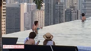 シンガポールのプールサイドに佇む伊野尾慧と明日花キララ（’16年1月）