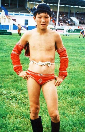 小学生のころの白鵬。モンゴル相撲の衣装を身に着けて