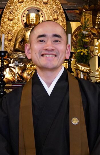 池口龍法（浄土宗龍岸寺住職）●1980年、兵庫県生まれ。京都大学大学院中退後、知恩院に奉職。2009年に超宗派の若手僧侶を中心に『フリースタイルな僧侶たち』を発足させ代表に就任、フリーマガジンの発行などに取り組む。　写真提供／新潮社