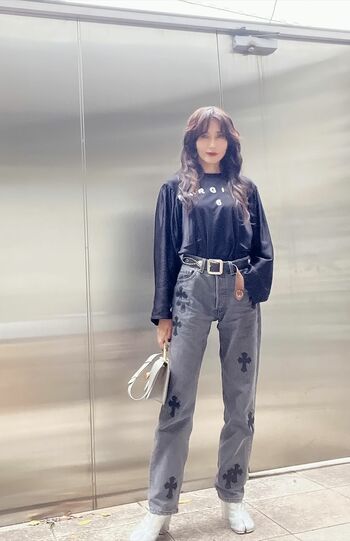 「ChromeHearts」パンツ￥1,200,000〜1,500,000。工藤静香公式インスタグラムより