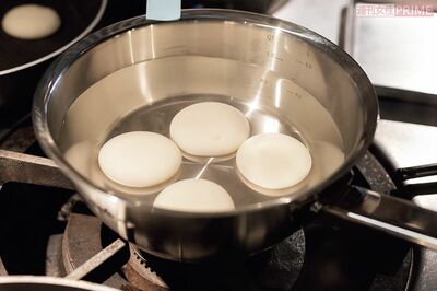 西日本の雑煮でよく使われる丸もち。ゆでる地域が多いので、今回の企画でもゆでて審査