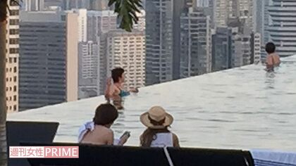 シンガポールのプールサイドに佇む伊野尾慧と明日花キララ（’16年1月）