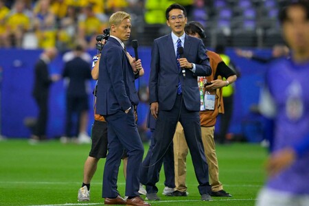 本田節を操縦した小宮山アナ（右）／雑誌協会より