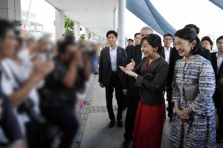 香川の訪問で出迎える人々に手話であいさつされる紀子さまと佳子さま