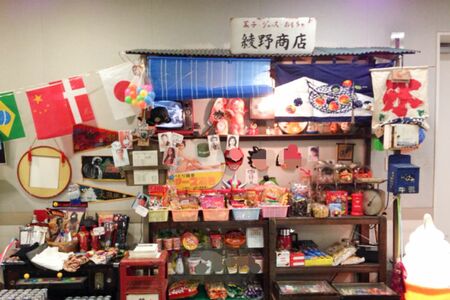 撮影現場に屋台“綾野商店”を作った綾野剛（番組公式SNS、本人公式SNSより）