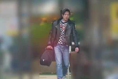 都内のゴルフ練習場から出てくる内博貴