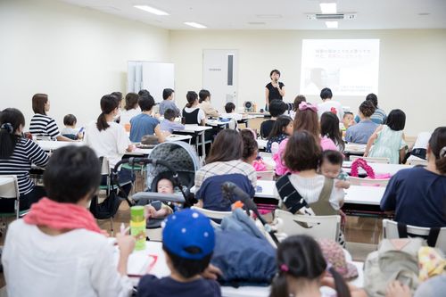 防災ママカフェはいつも最前列から埋まり、目の色を変えたママたちは真剣にメモを取る　