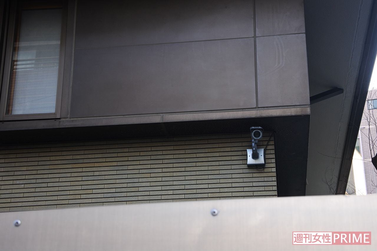 渋谷区神泉町にある石原容疑者の自宅には複数の防犯カメラと鉄壁のガードが築かれている。また、犬のフンの取り締まりにもうるさかった