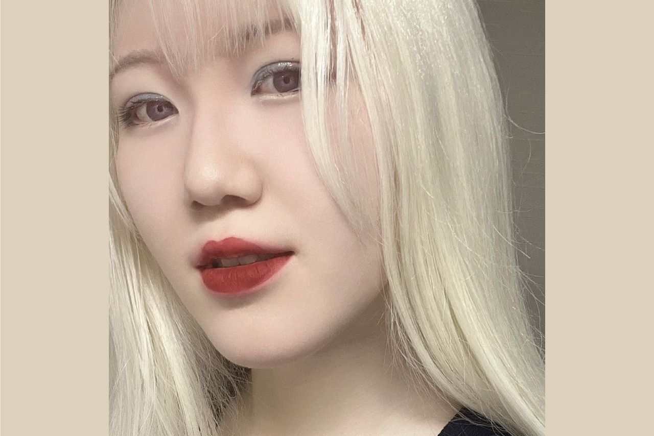 髪の外側は日焼けでうっすらと黄色みがかっているが、内側は真っ白なのだそう