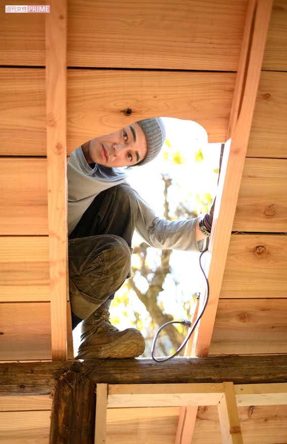 「新しい小屋の屋根を作っているときの東出さんを撮影。地元の方に教わりながら、一生懸命に形を整えています。いびつな形だった穴が徐々にきれいな四角形に。細かいところまでこだわっています」（ナベちゃん）
