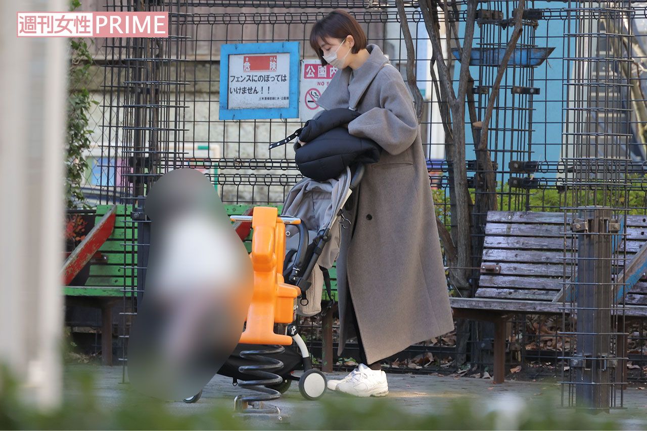12月25日、自宅近所の公園に娘を連れて現れた篠田麻里子