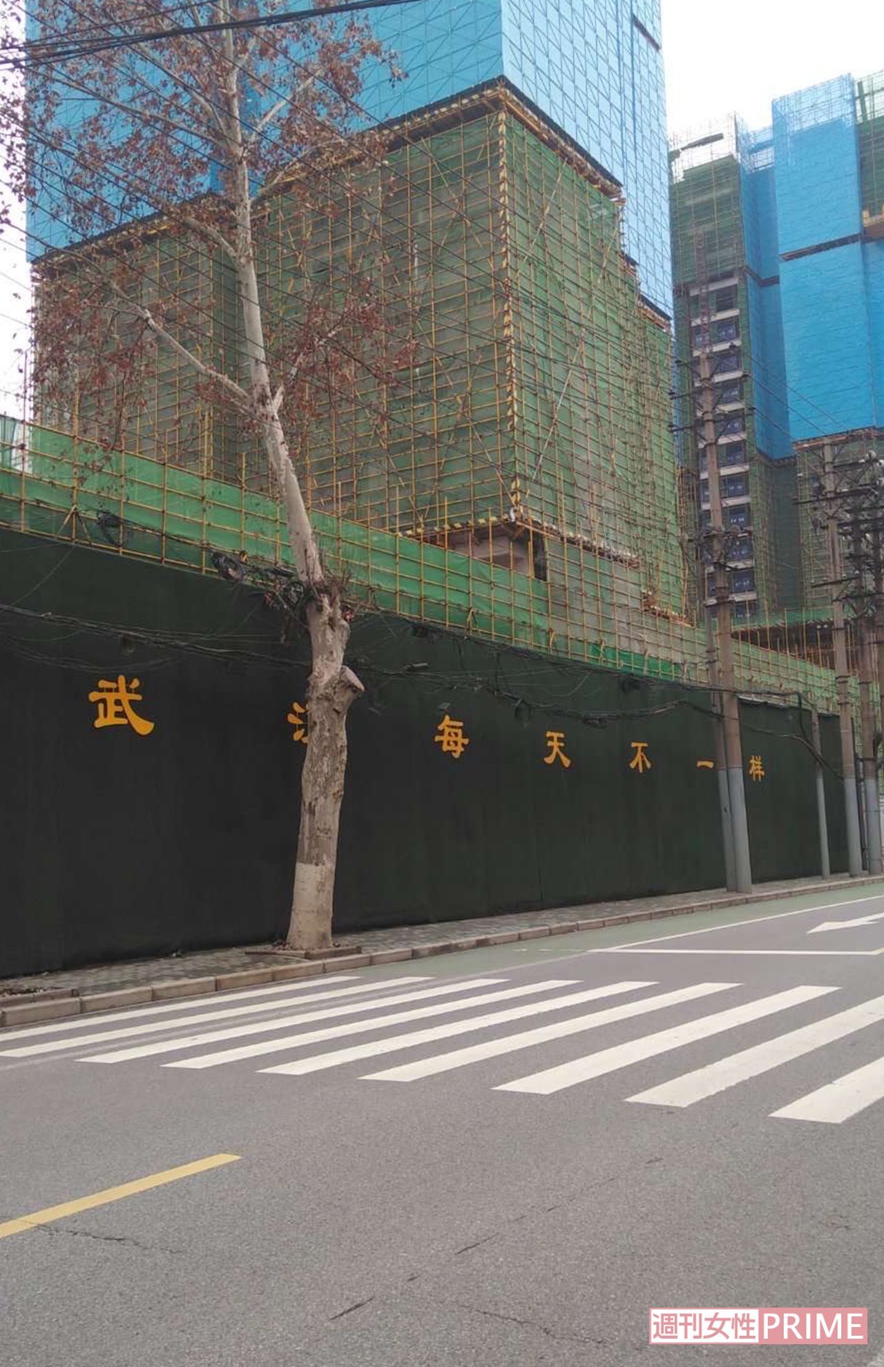 封鎖中ーーゴーストタウンとなっていた武漢。人を見かけても商店内の行列か防護服を着ている人ばかり