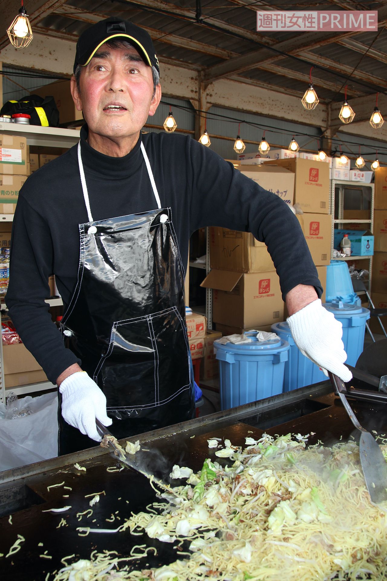 東日本大震災（’11年）の被災地、石巻市で炊き出しボランティア。自ら焼きそばを作って被災者の方々にふるまい、元気づけていた　撮影／本誌写真班