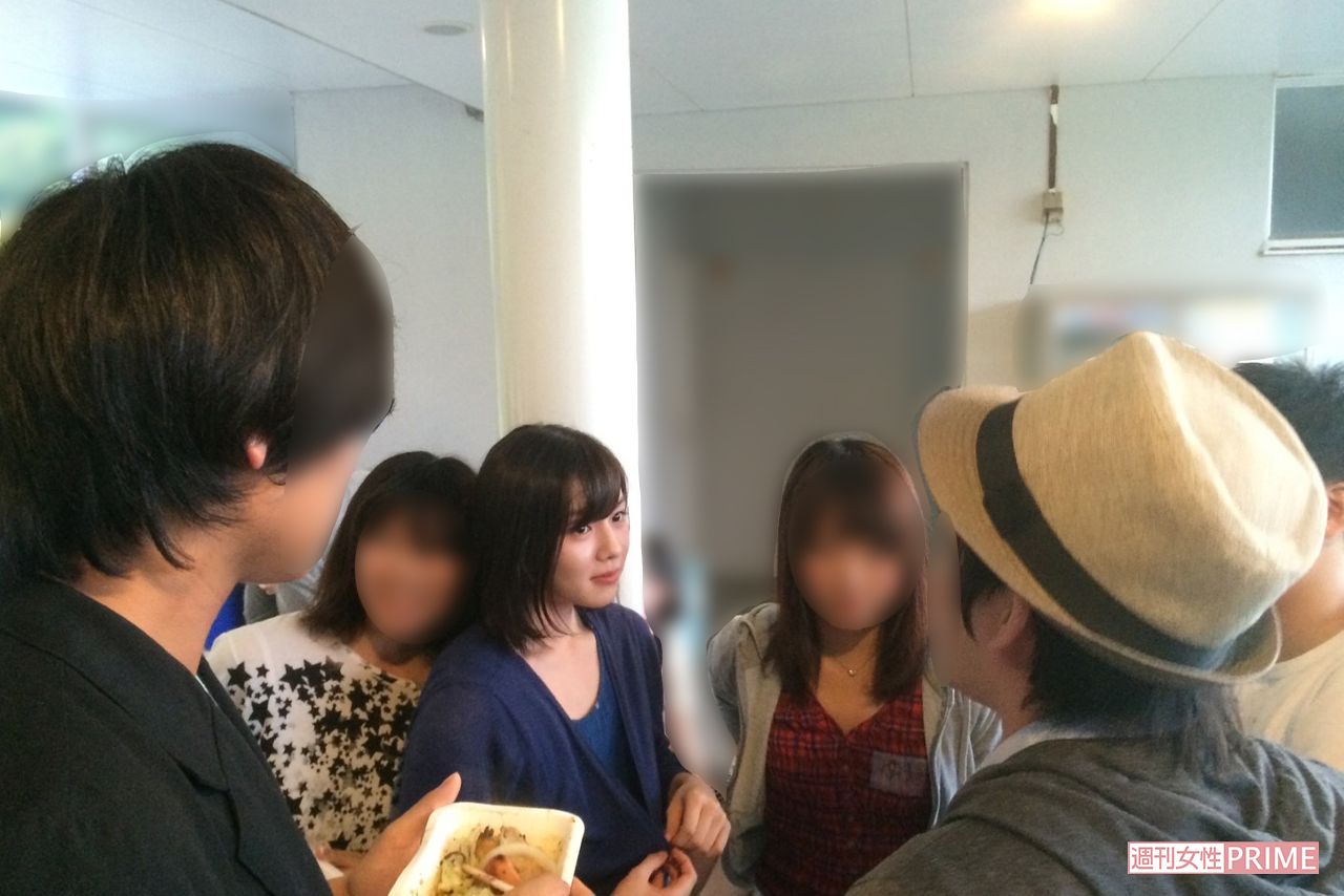 大学生時代、友人たちとおしゃべりするmilet