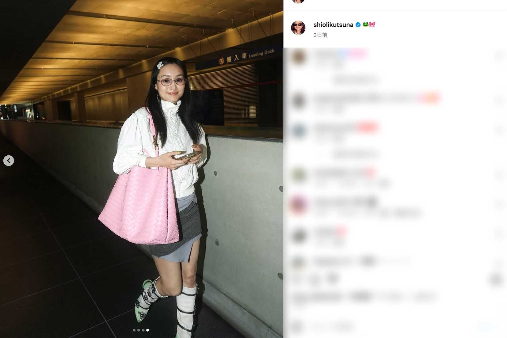 前髪を“犬”の形のように見えるクリップで留め、丸みのあるフレームの眼鏡を着用。大きなピンクのバッグを肩にかけ、かなり個性的なコーディネートを披露した忽那汐里（本人のインスタグラムより）