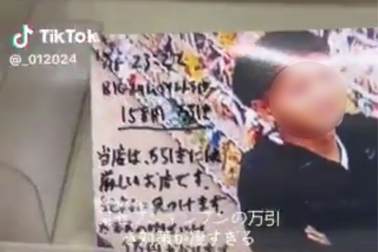 セブンイレブン某店では万引き疑惑の人物の顔が映った写真を店舗内に掲示（ネット上で拡散されている動画より）※編集部で一部加工しています