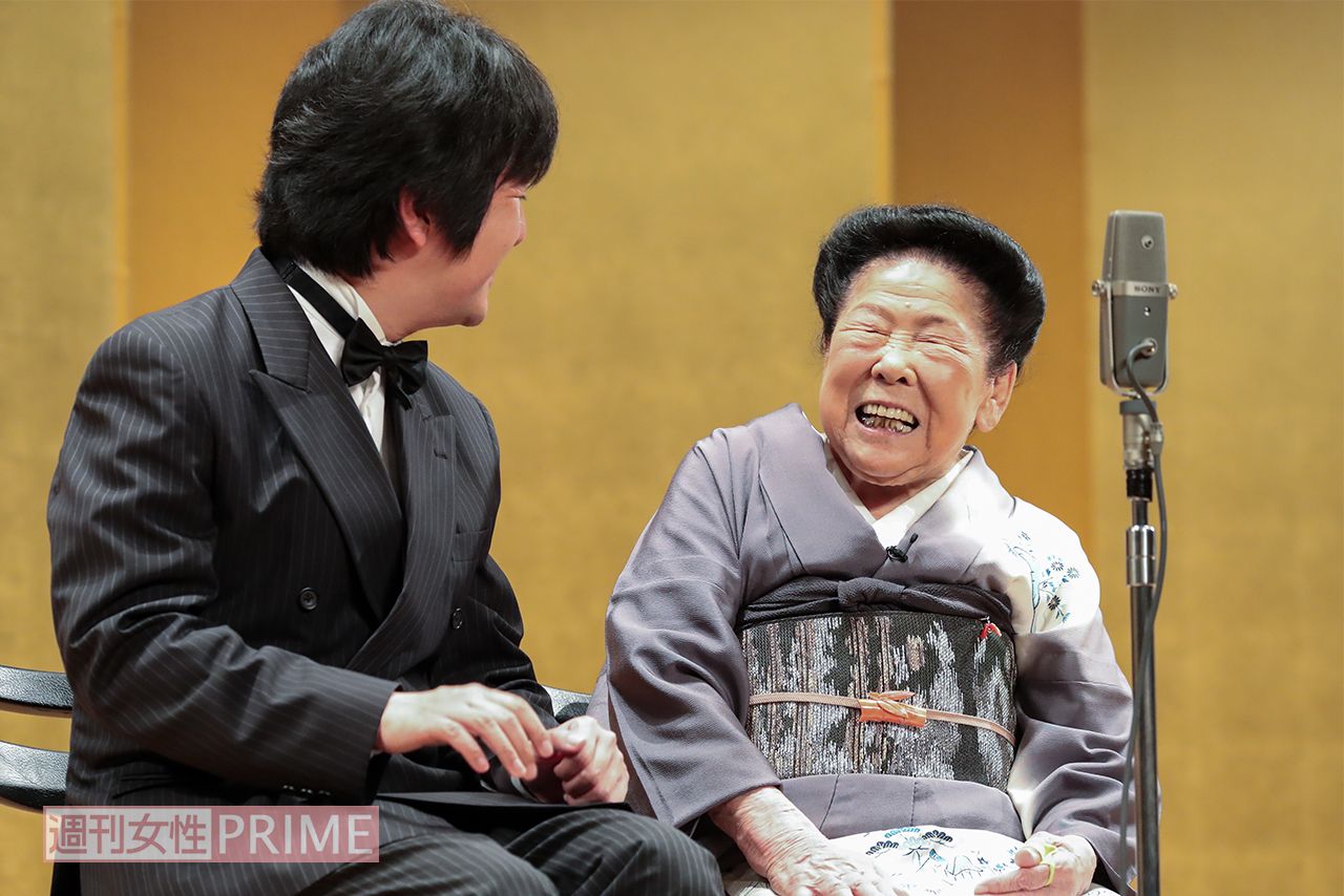 三越劇場にて。司会の中津川弦さんとの掛け合い（'17年）　撮影／佐藤靖彦