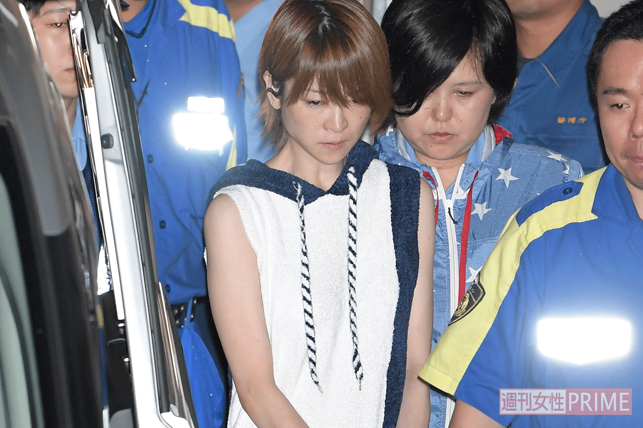 6日午後9時過ぎに中野署から移送される吉澤容疑者