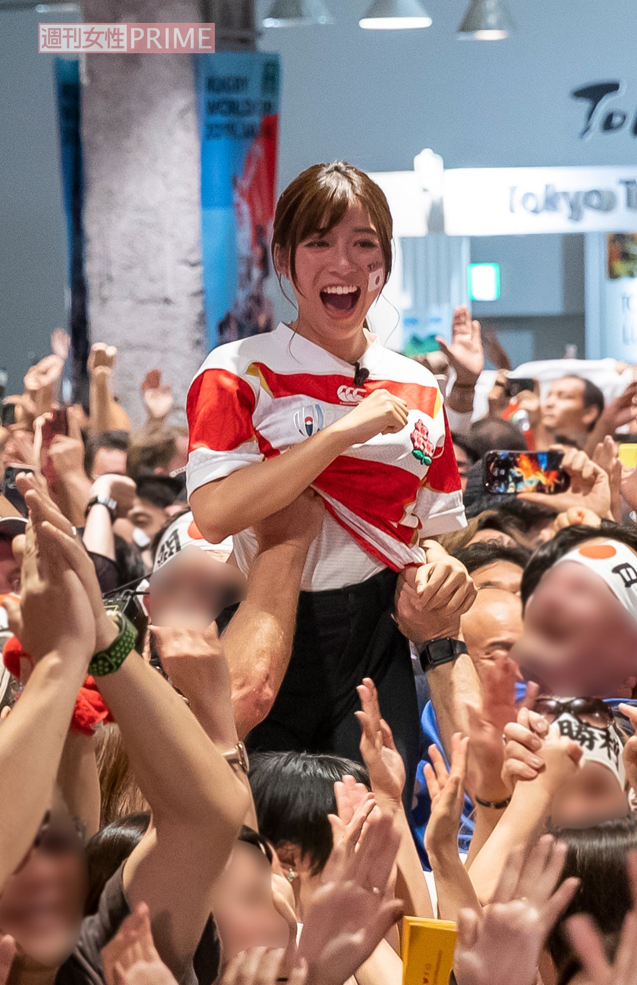 2019年のラグビーW杯の取材で、PV会場内の外国人からもみくちゃにされて抱え上げられる岩田絵里奈アナ