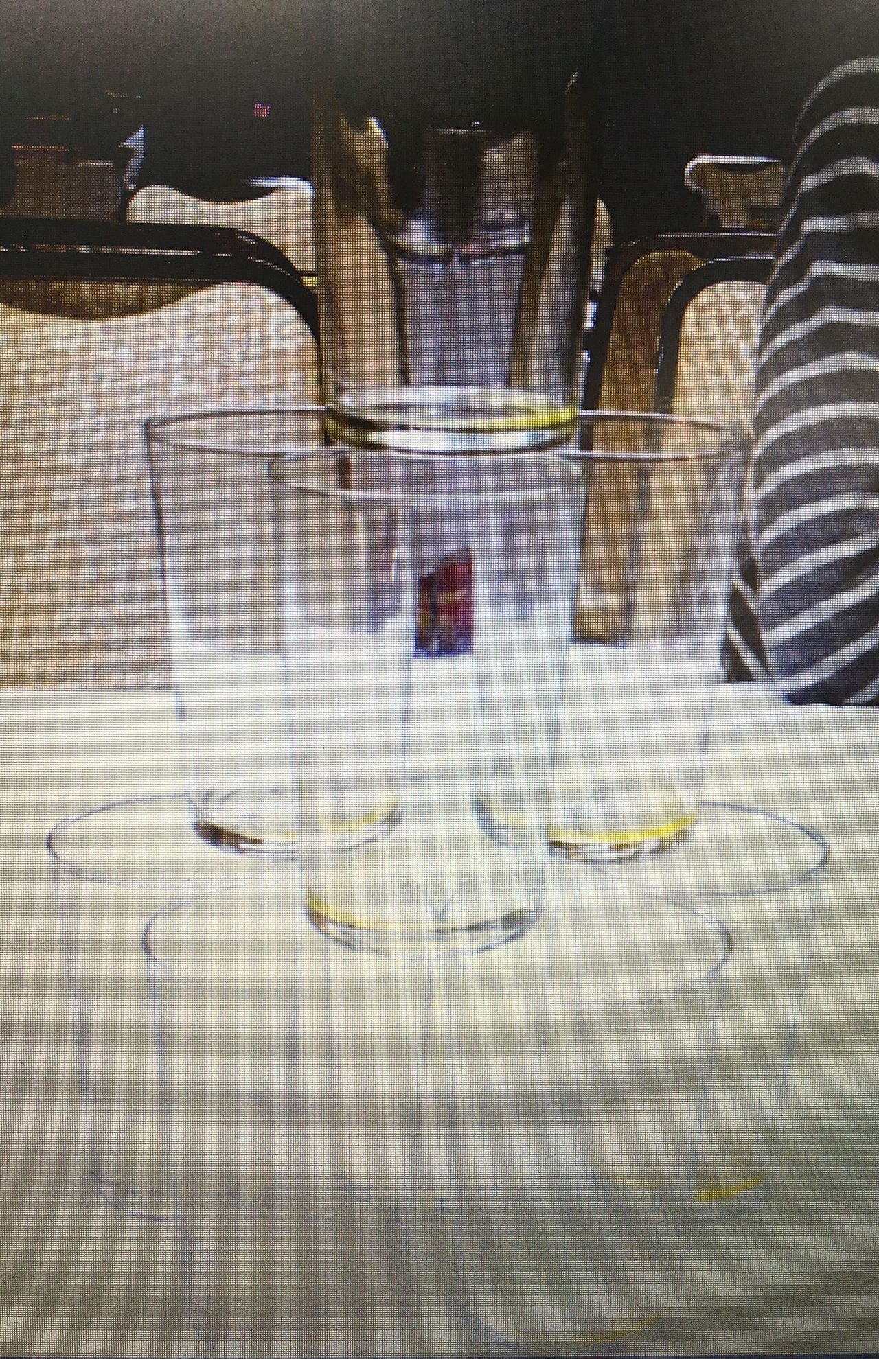 インスタ上に投稿されたグラスのタワー。その後、割れたという（インスタより）