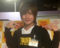 全国行脚中の山碕薫太、つかの間の帰省で羽を伸ばす