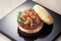 モスバーガー50周年！日本初の「ライスバーガー」誕生のヒントと、具材が“つくね”になった理由