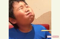 【飲食店テロの救世主】スシローの寿司で悶絶する姿が食欲をそそると話題の“大トロ少年”、投稿した姉が明…