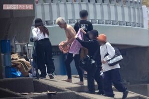 死体役を終え、汚れたタンクトップを脱いだ佐藤浩市。一時、激ヤセぶりが心配されたが、回復している様子