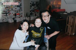 吉永小百合は皆川和子さん(中央)とおさむさん(右)を訪ねて、定期的に合唱団へ足を運んでいた