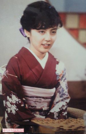 その実力と美貌で、将棋界を越えての人気者となる